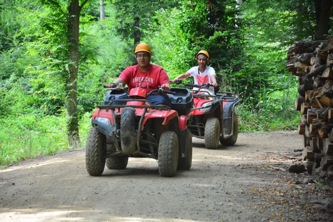 ATV-Safari-Abenteuer im Wald.