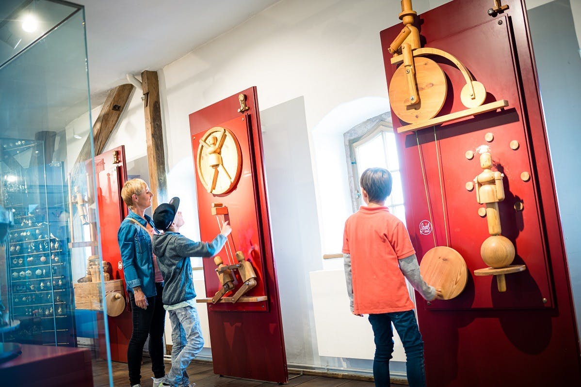 在Scharfenstein家庭城堡的圣诞和玩具博物馆，两名儿童在互动木制车站嬉戏