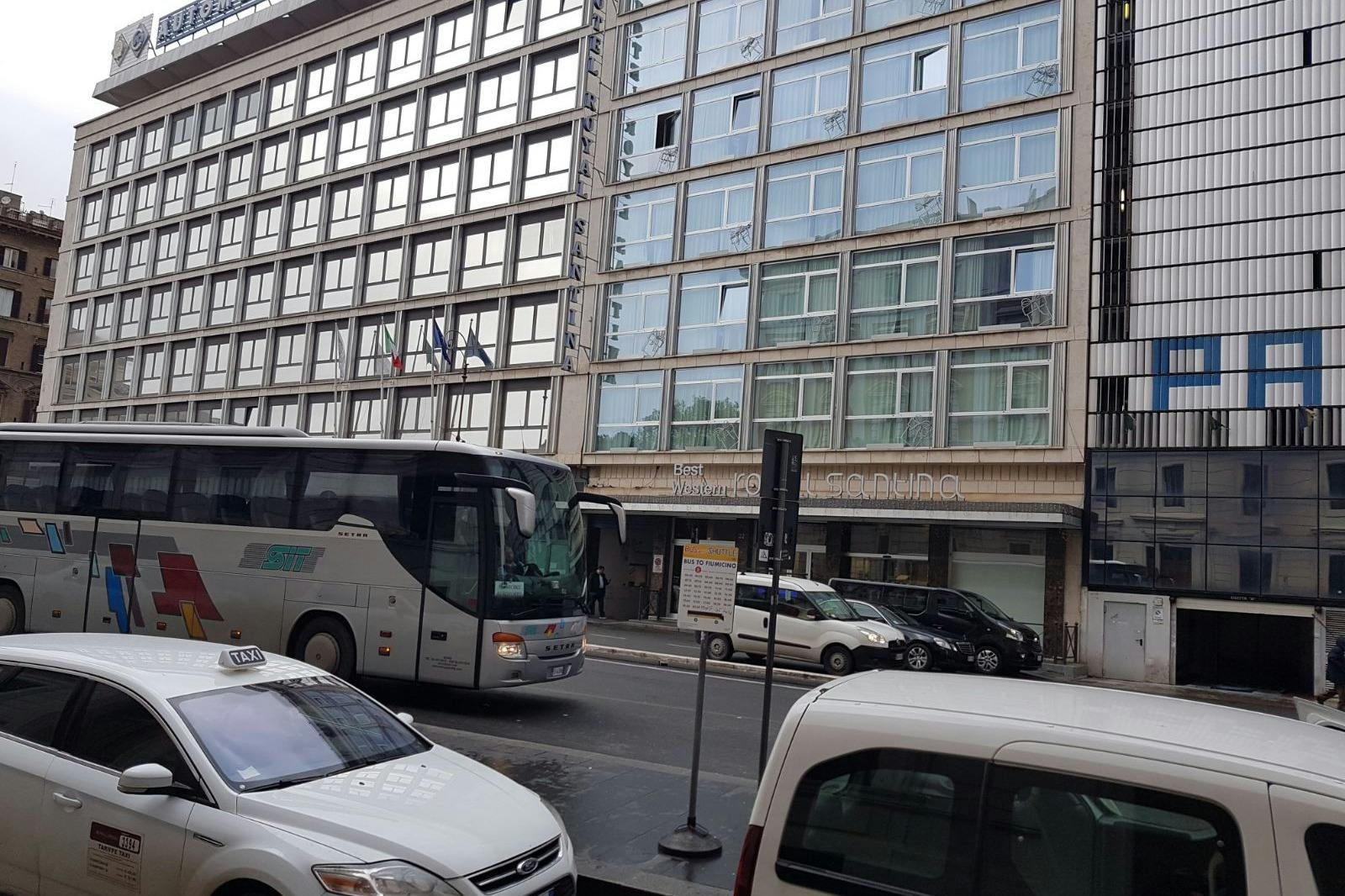 Busstoppested i Via Marsala overfor Hotel Royal Santina