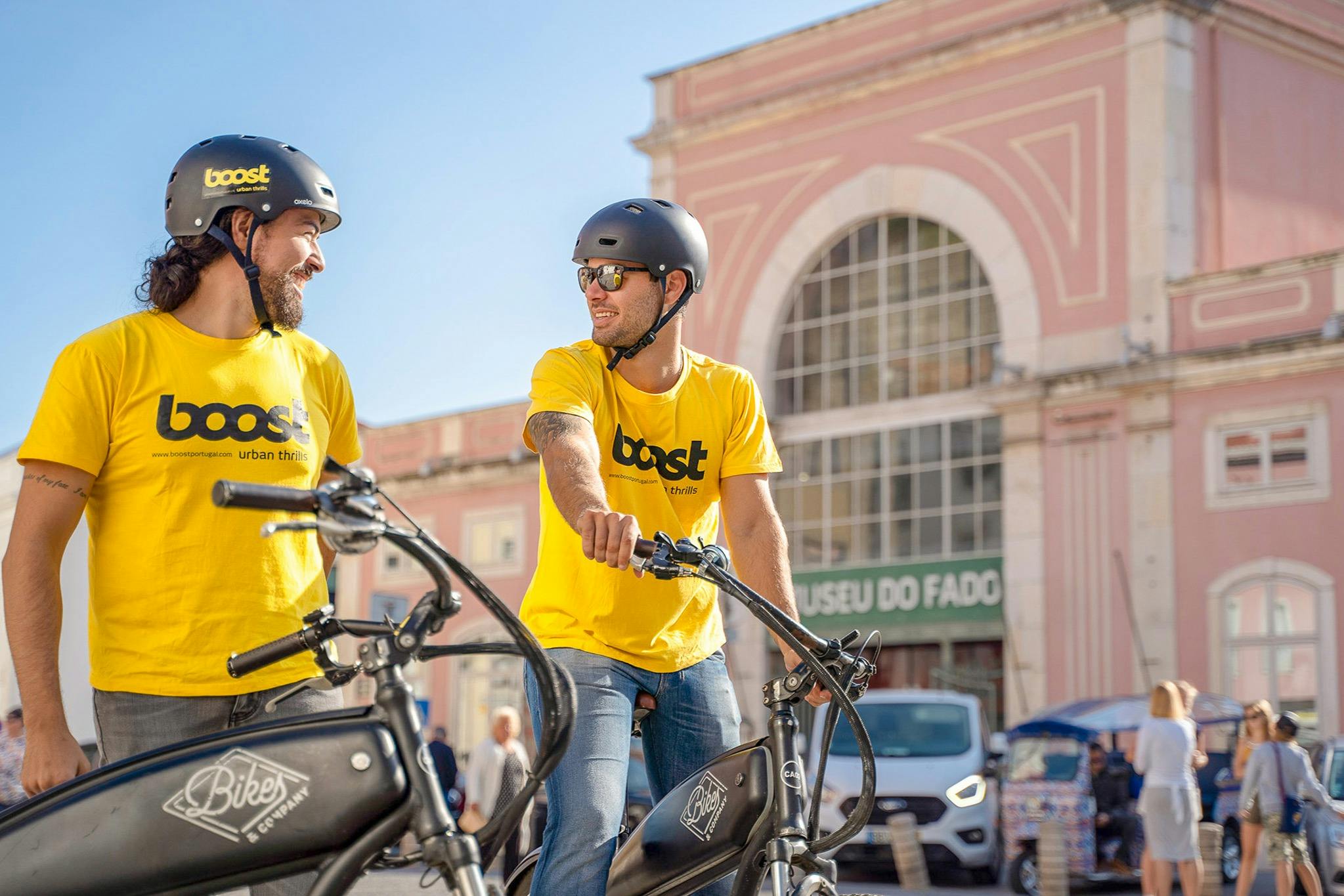 Des touristes explorent les collines de Lisbonne grâce à une visite guidée en E-bike.