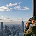 Mann, der ein Bild von der Aussicht auf Chicago an der Spitze des 360 Chicago Observatorium