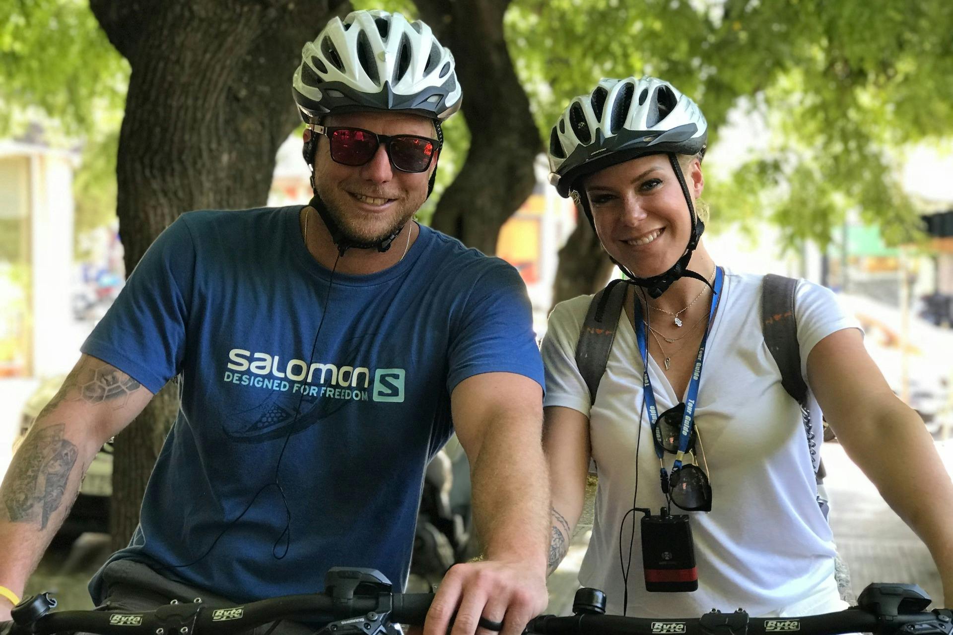 Smukke unge par, der poserer før turstart