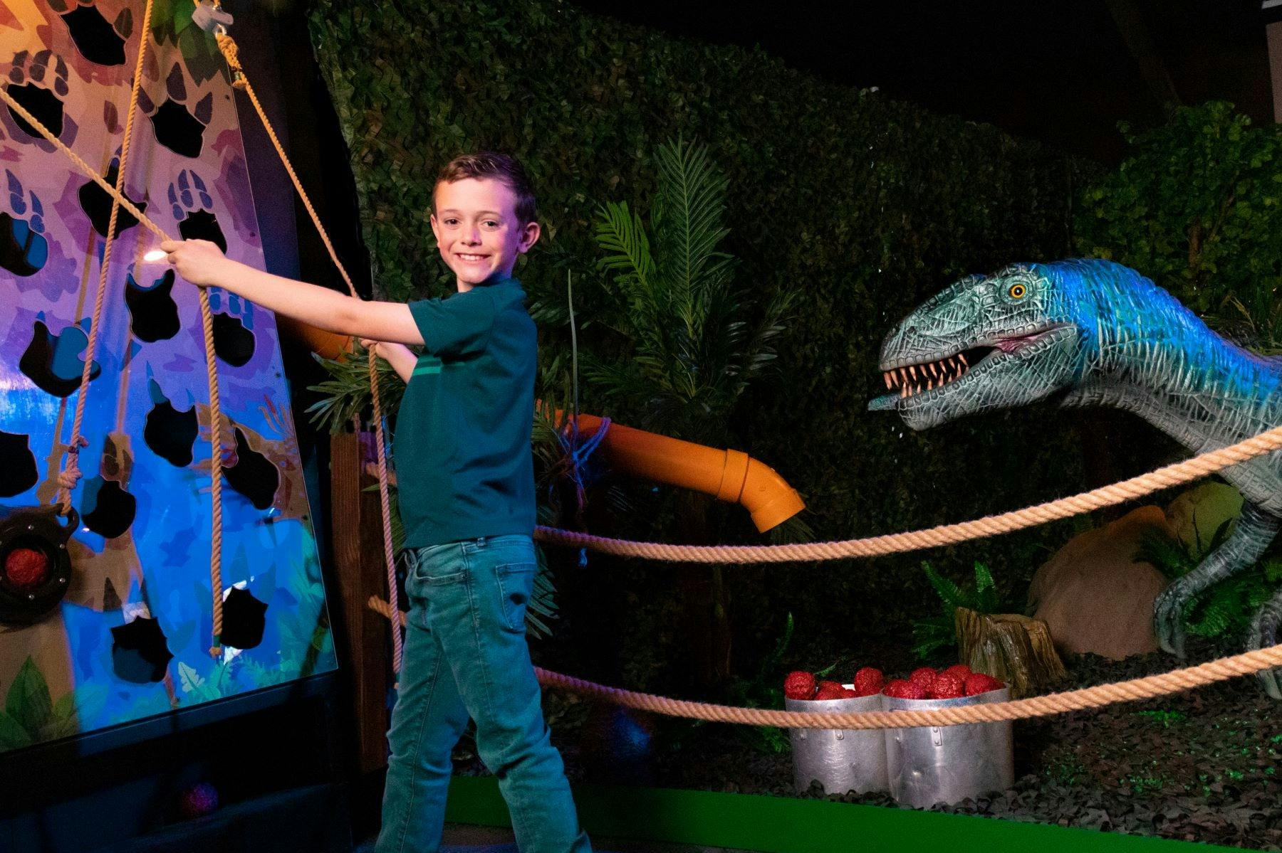 Kind aan het spelen met Velociraptor gehaktballenspel