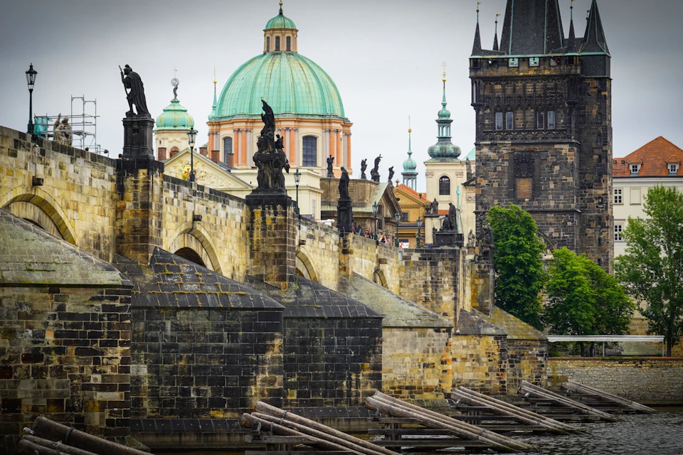 The supplier crosses Charles Bridge together