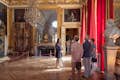 Gasten met gids in het paleis van Versailles