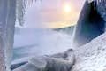 Wodospad Niagara zimą.