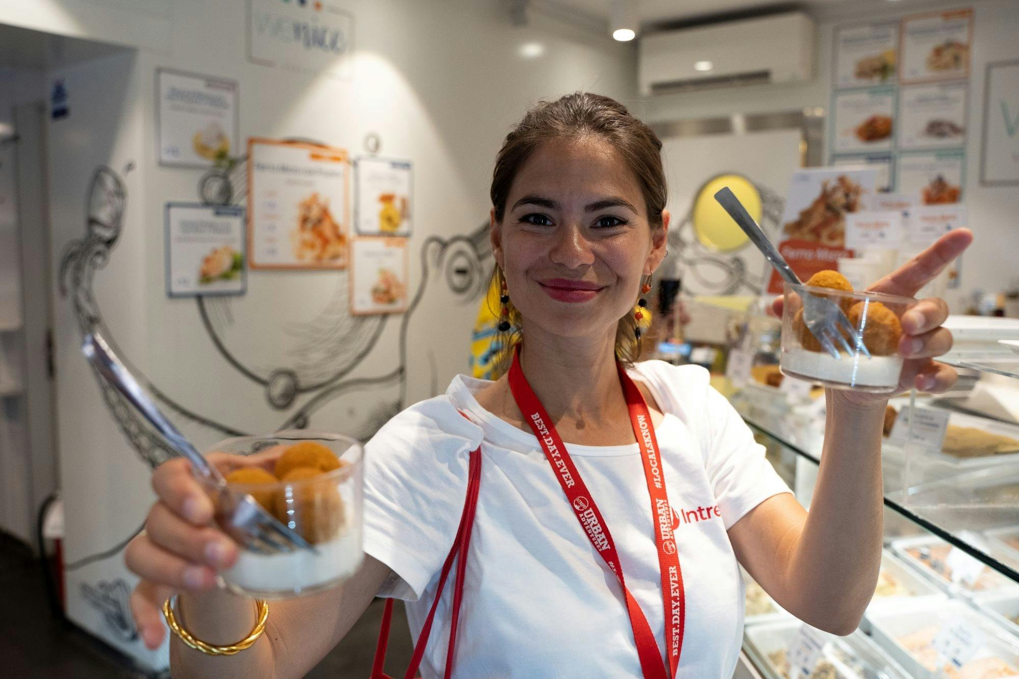 고객에게 음식을 제공하는 방법을 안내합니다.