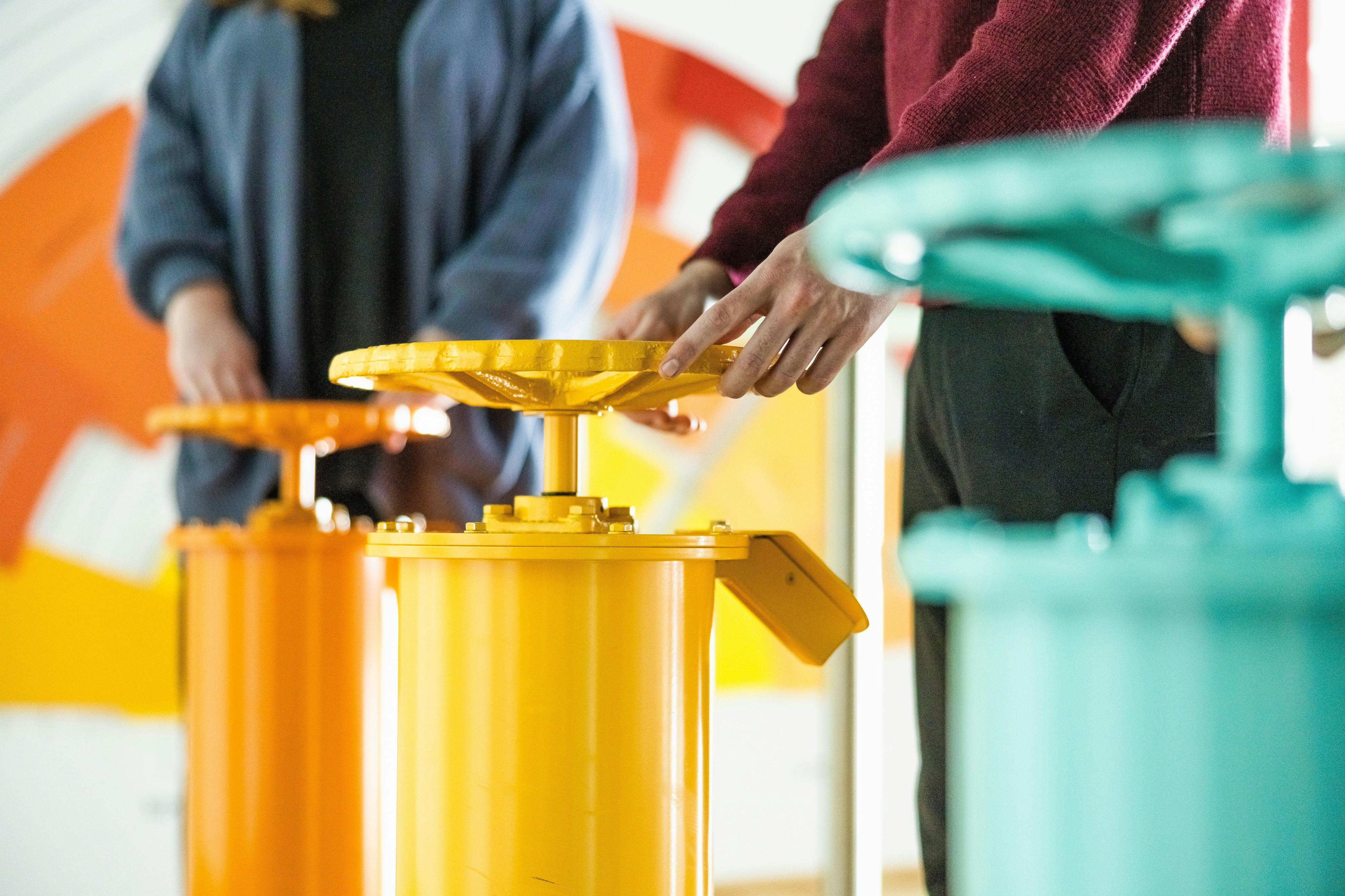 Use the distribution wheels to follow the journey of water and steam throughout the production and distribution processes.