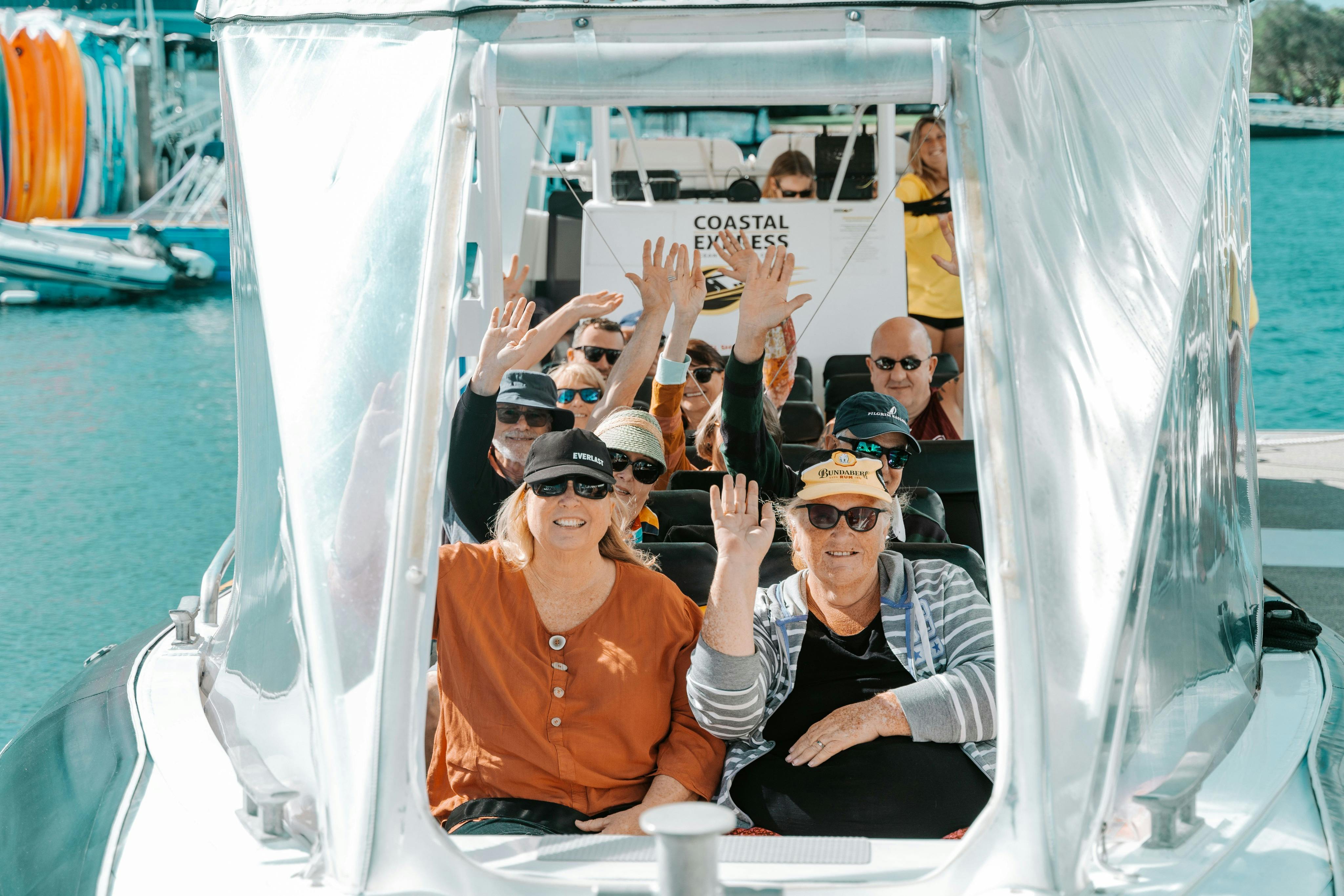 Veselí pozorovatelé velryb na dobrodružné plavbě na raftu