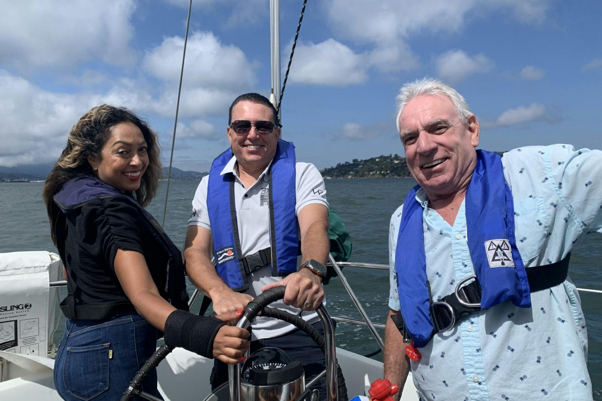 在方向盘上轮流