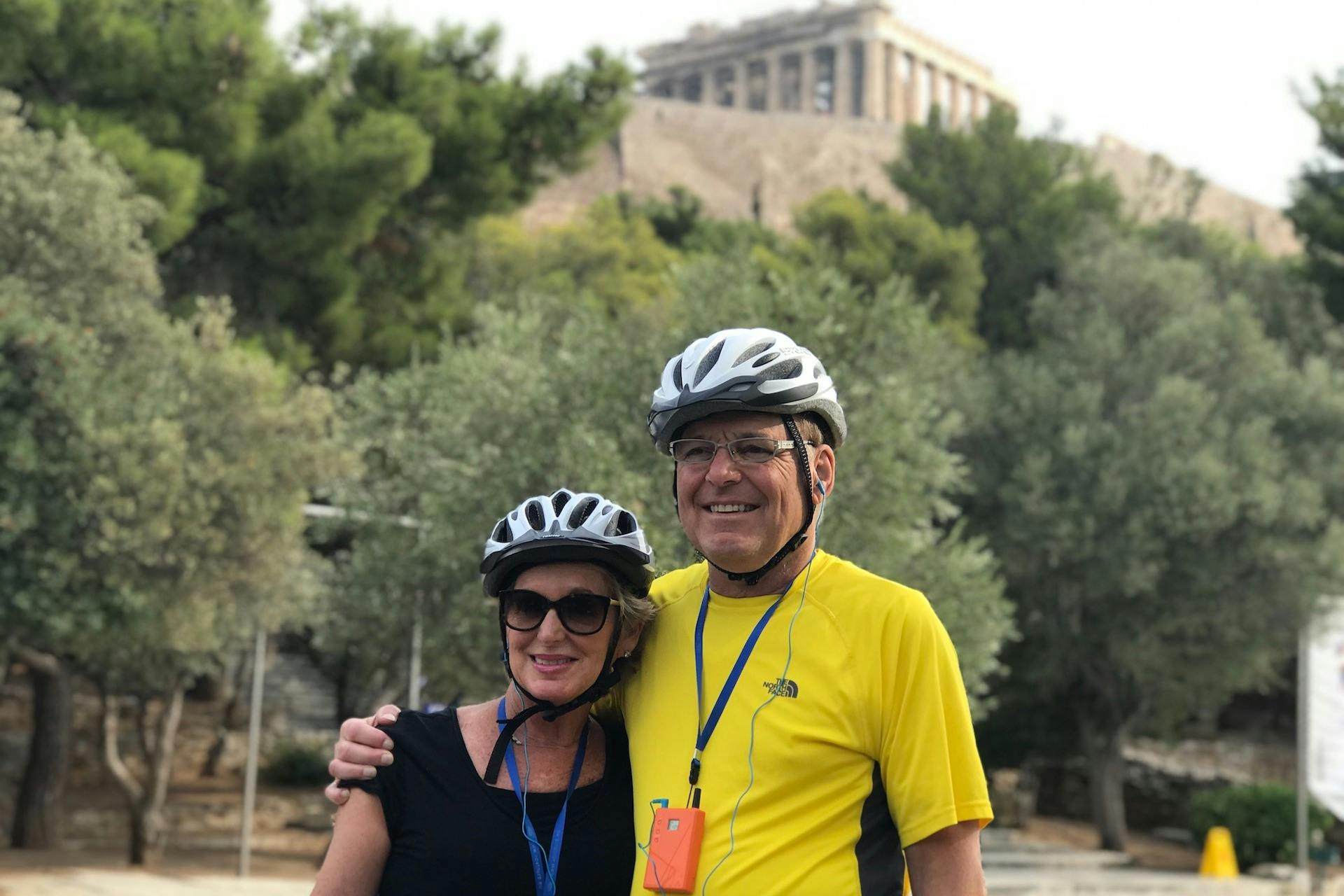 雅典卫城下的快乐情侣