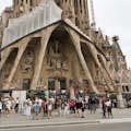 Toeristen bij de ingang van de Sagrada Familia