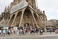Toeristen bij de ingang van de Sagrada Familia