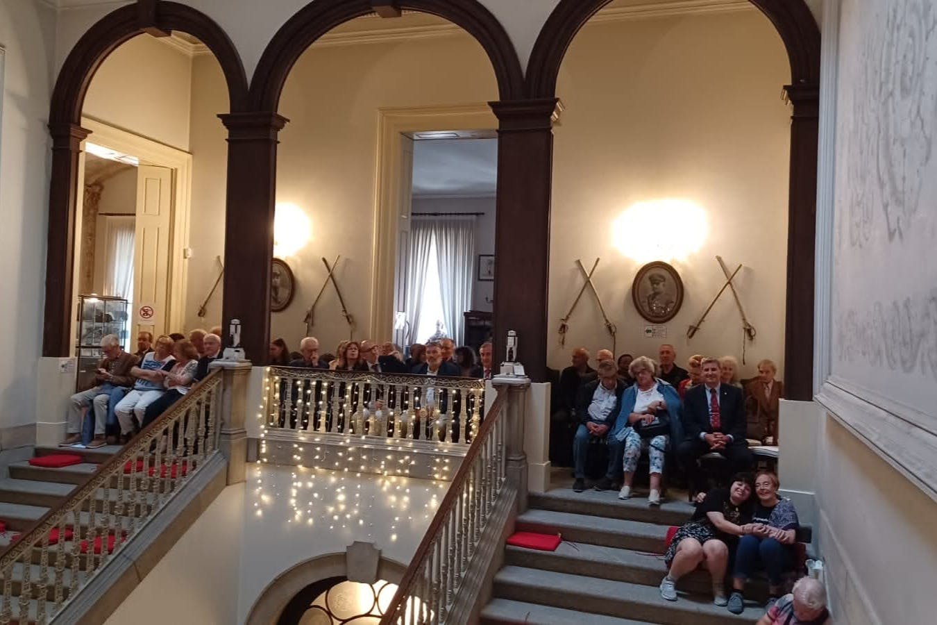 观众将坐在阳台的另一侧，可以选择可用的椅子或楼梯（靠垫）