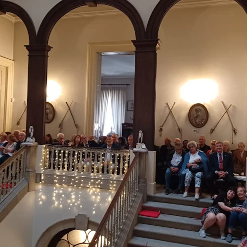 Publiken kommer att sitta på andra sidan balkongen och kan välja mellan tillgängliga stolar eller trappor (kuddar)