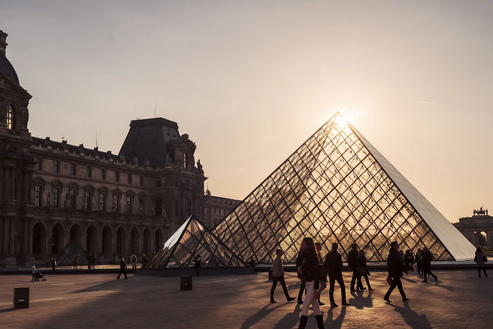 Louvre Museum: Dedicated Entry + Guided Tour  in Paris