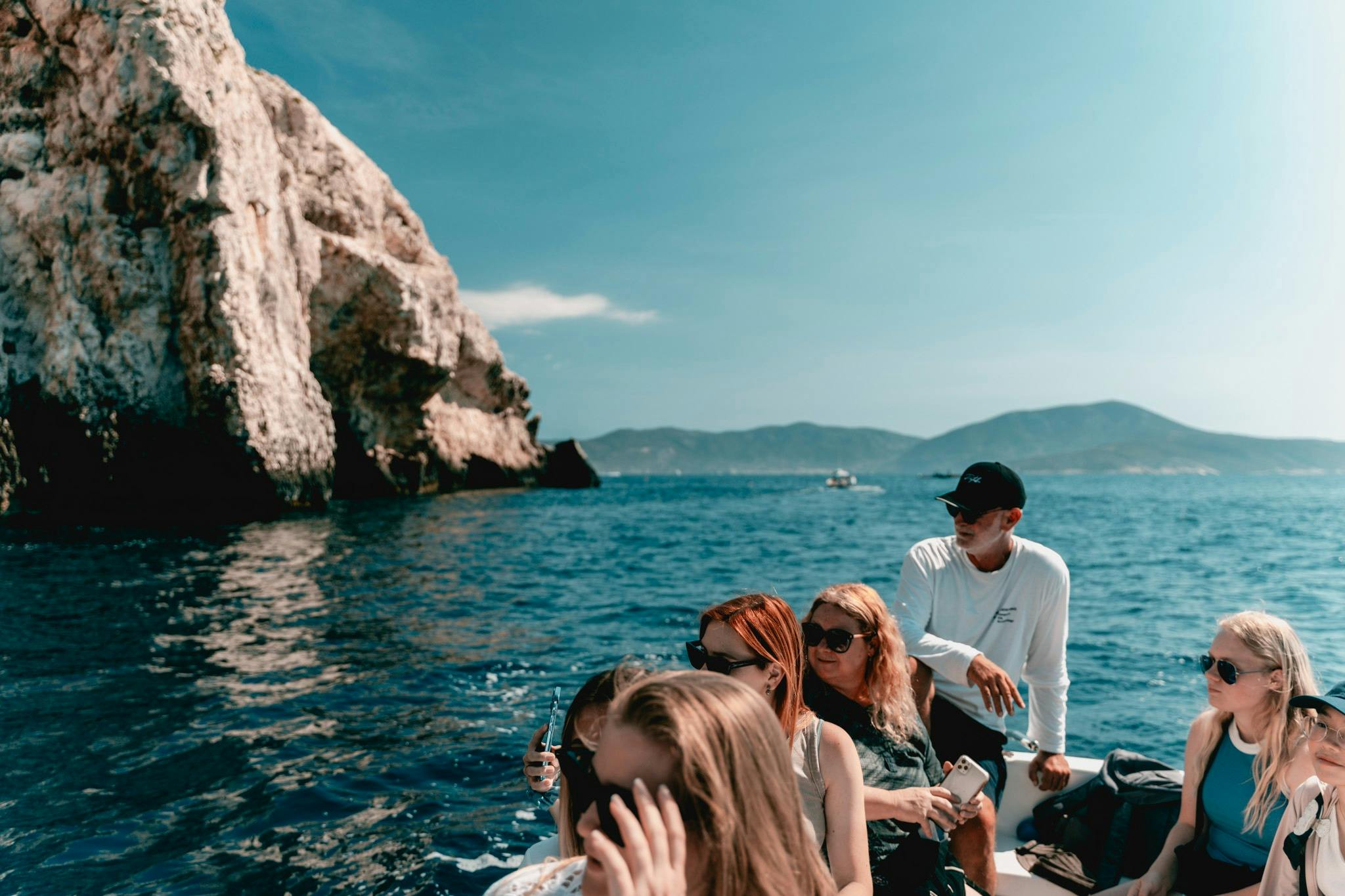 Passeig panoràmic en vaixell fins a la cova Blava amb un guia