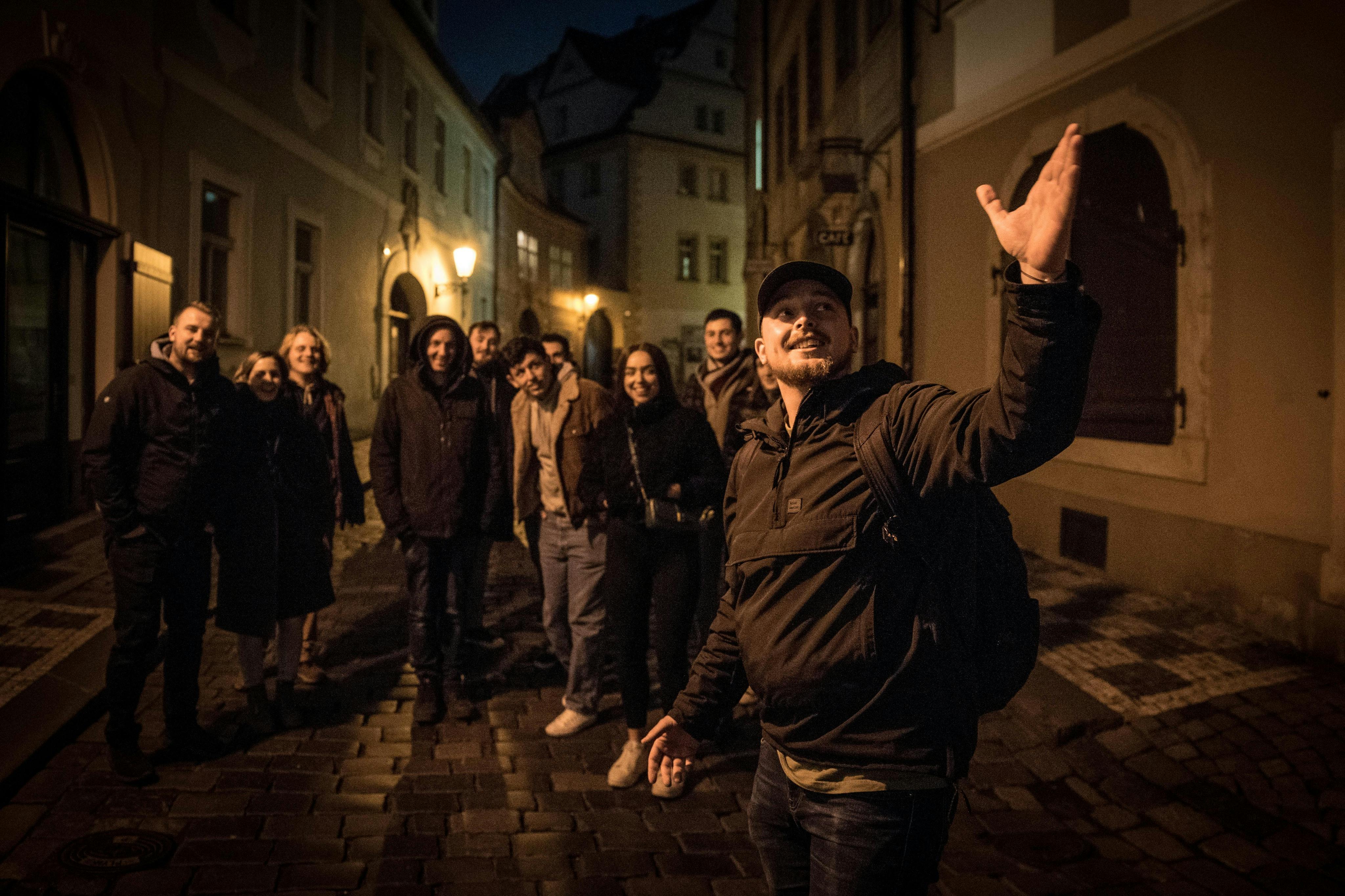 享受夜间城市魅力