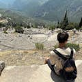 Invité observant le théâtre antique de Delphes depuis le ciel
