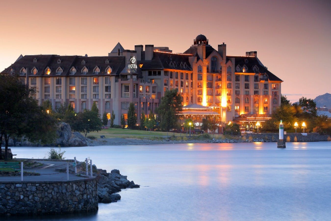 Victoria: Guided Evening Bus Tour 2