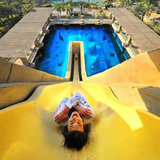 Persona tirandose por el tobogán del Parque Aquaventure