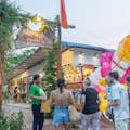 Dyk in i liv och rörelse på Siem Reaps nattmarknader för att utforska lokala aktiviteter och tidlösa upplevelser.