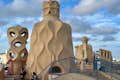 Nærbillede af de surrealistiske skorstene på taget af La Pedrera, der eksemplificerer Gaudís fantasifulde og ukonventionelle stil