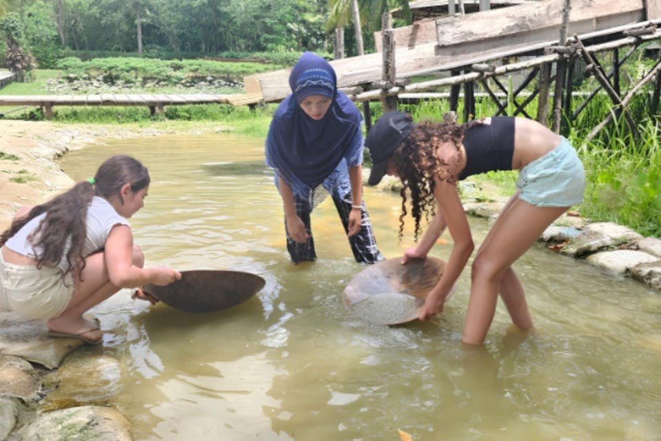 Το Panning for gold είναι μια συναρπαστική και διασκεδαστική δραστηριότητα! Θα έχεις την ευκαιρία να δοκιμάσεις να ψάξεις για χρυσό στο νερό.