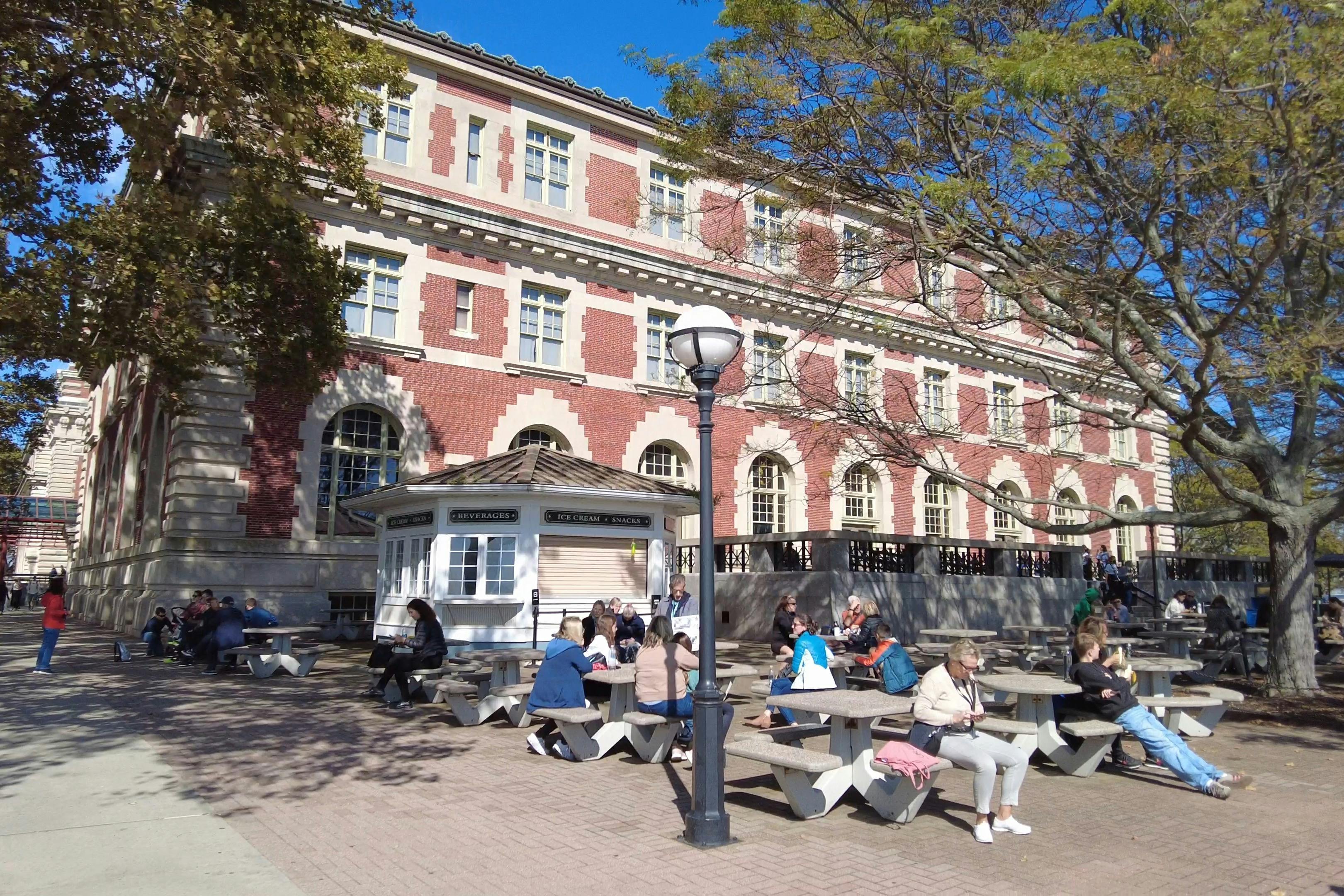 Urzekające zdjęcie Narodowego Muzeum Imigracji Ellis Island, prezentujące jego historyczną wspaniałość