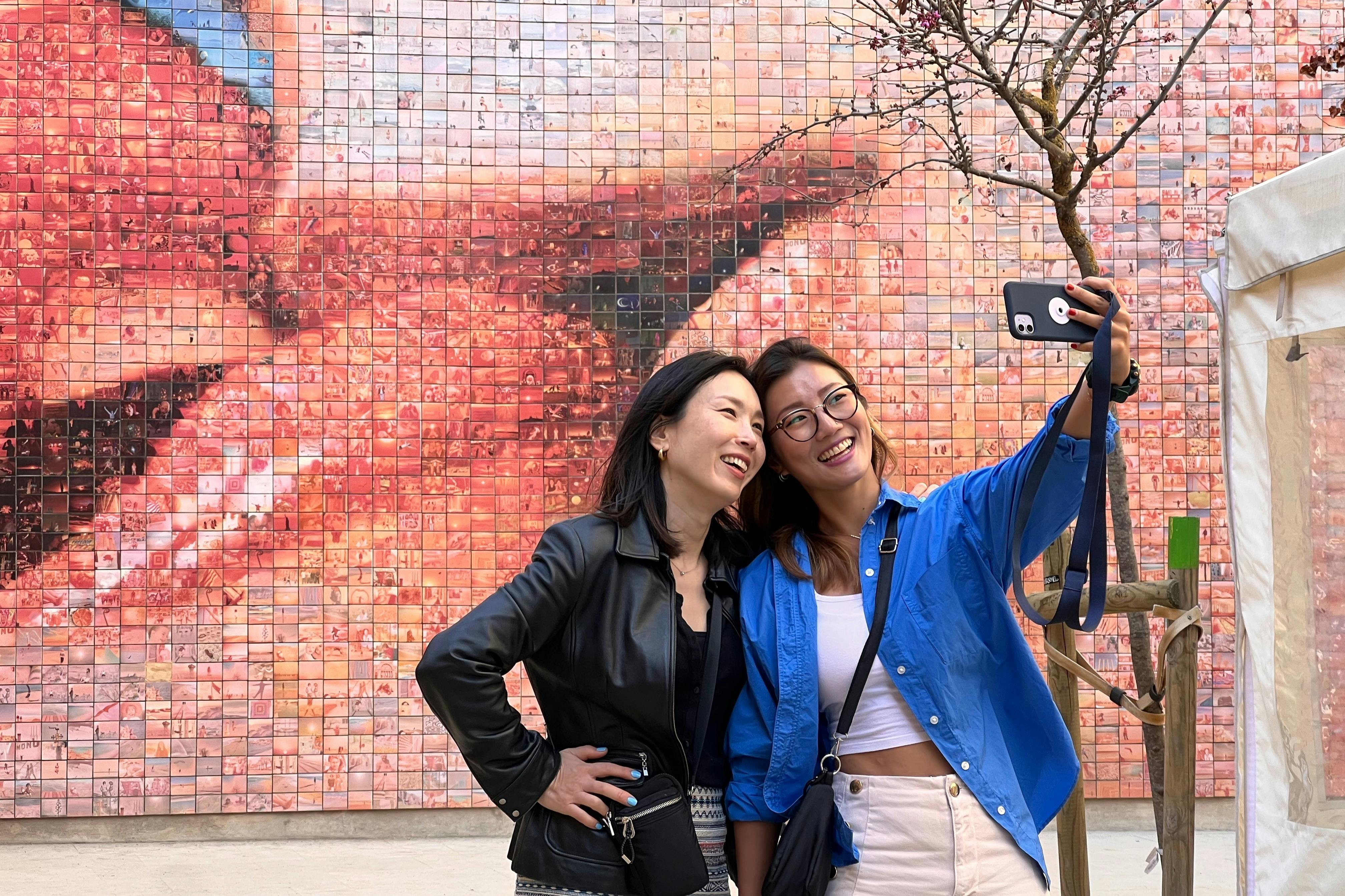 Les visiteurs apprécient la visite