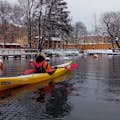 Kayak d'hiver dans la ville de Stockholm