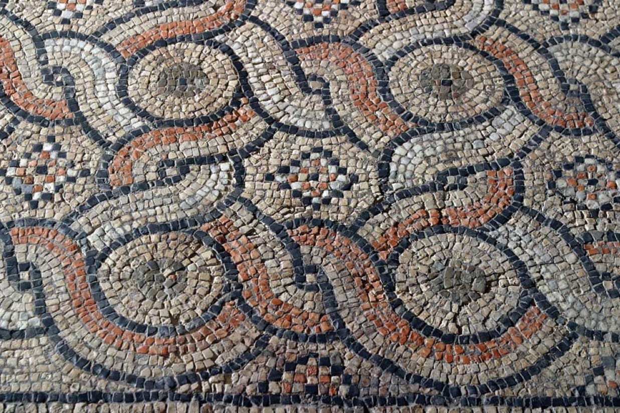 Mozaiki na podłogach domus