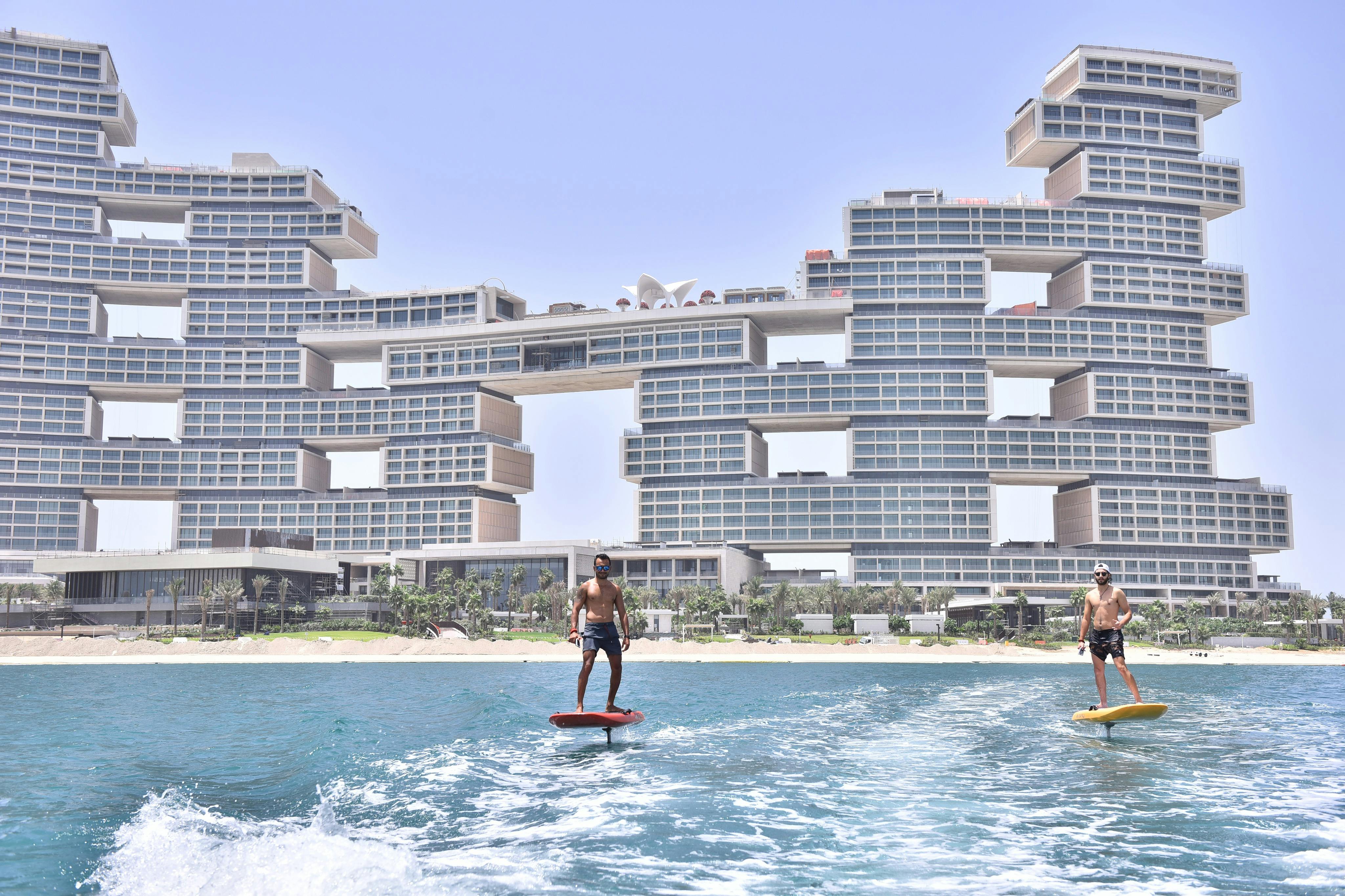 Flyv foran ikoniske steder som det nye 6-stjernede Royal Atlantis.