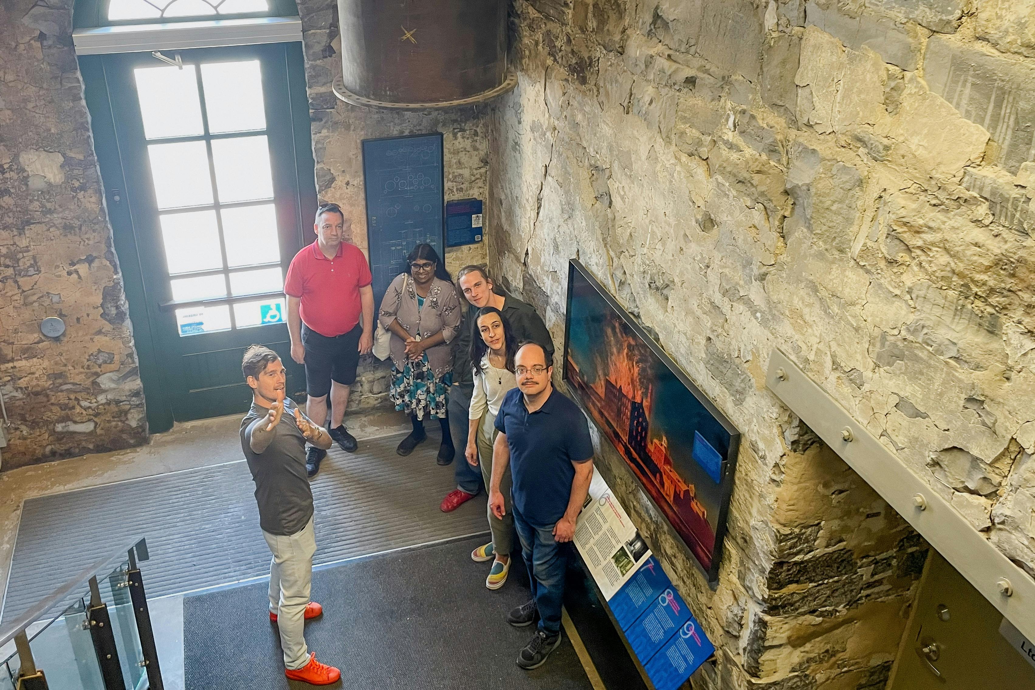 Dins del complex de la destil·leria de pedra.