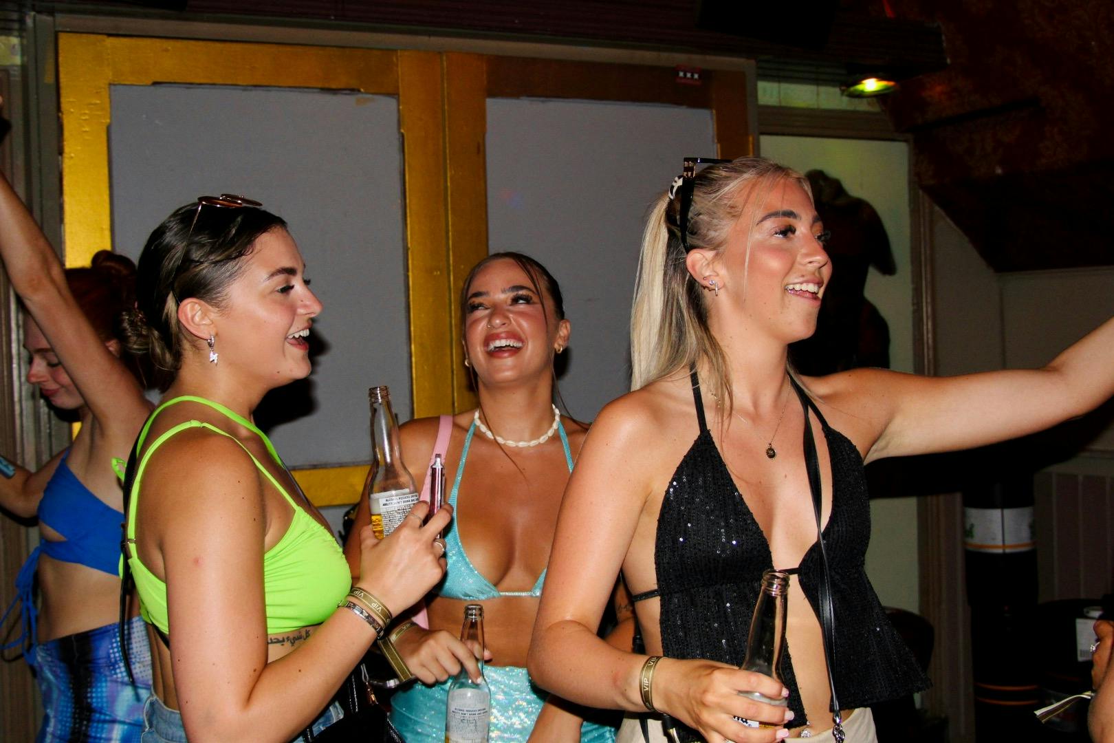 一群人在我们的酒吧串游地点一起跳舞的照片