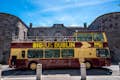 Θέα ενός μεγάλου λεωφορείου dublin με τουρίστες που κάθονται στο ανοιχτό κατάστρωμα γύρω από το dublin