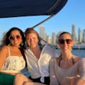 χαρούμενοι επισκέπτες απολαμβάνουν το ηλιοβασίλεμα στο Ντουμπάι
