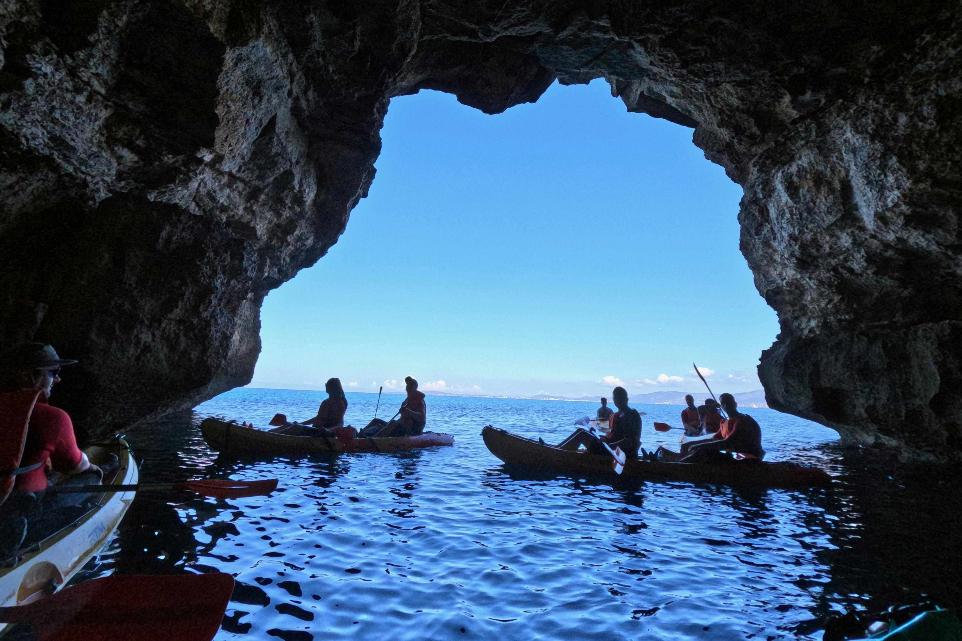 마요르카 남부 바다 동굴 투어와 카약 투어. 수영, 스노클링, 간식을 즐길 수 있는 경유지입니다.