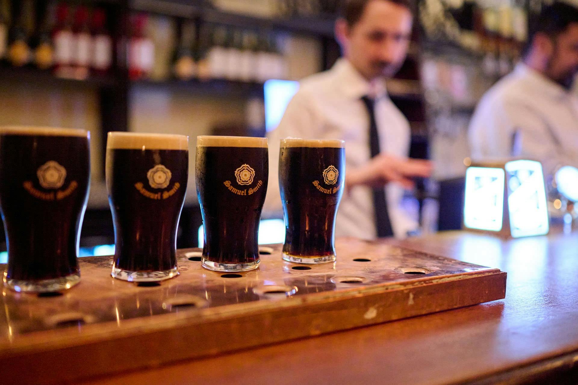 런던의 유서 깊은 펍에서 맛보는 에일의 맛과 이야기