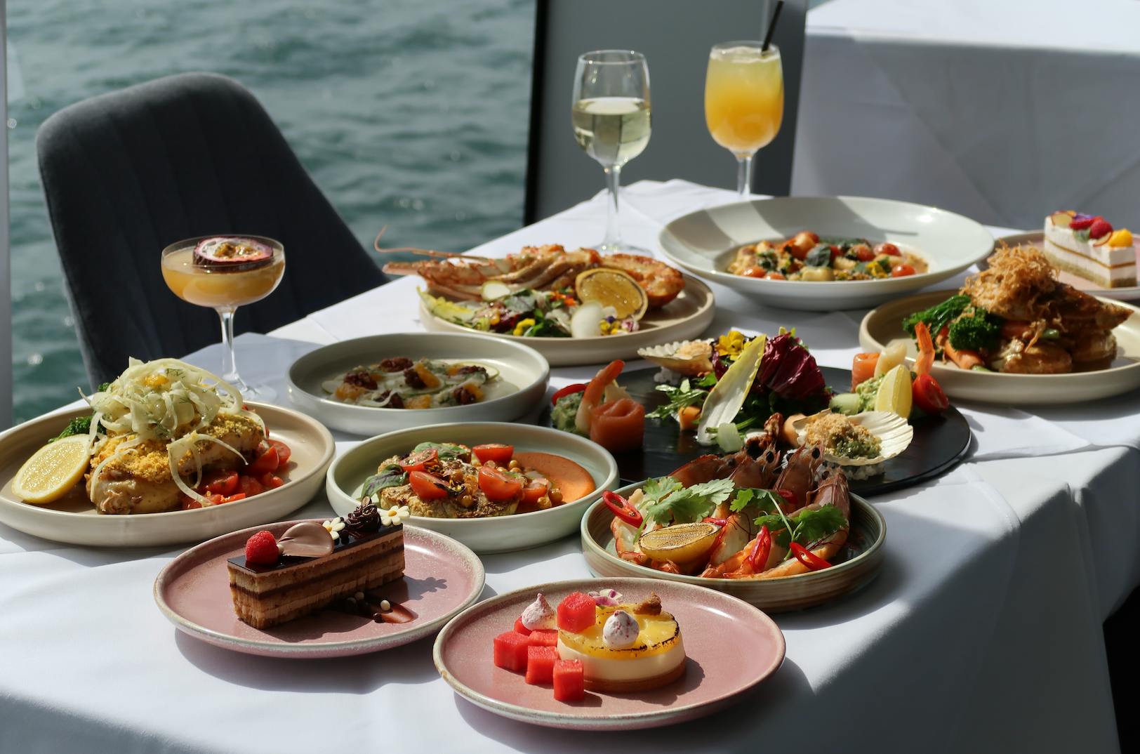 Sydney: Vivid Sydney Clearview Glass Boat Dinner Tour — 6