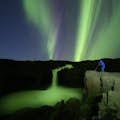 Fundador do Northern Lights Center e fotógrafo fotografando as luzes do norte na natureza islandesa