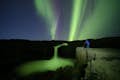 Fundador do Northern Lights Center e fotógrafo fotografando as luzes do norte na natureza islandesa