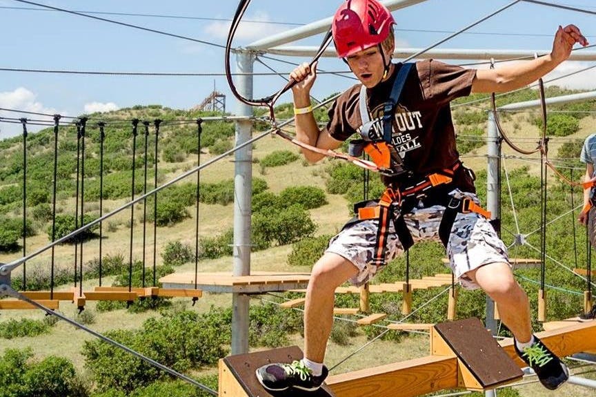 边缘高空滑索和探险