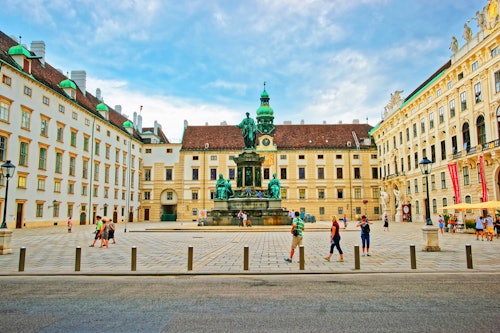 ウィーン：シシィ美術館、ホーフブルク宮殿、庭園ツアー(即日発券)