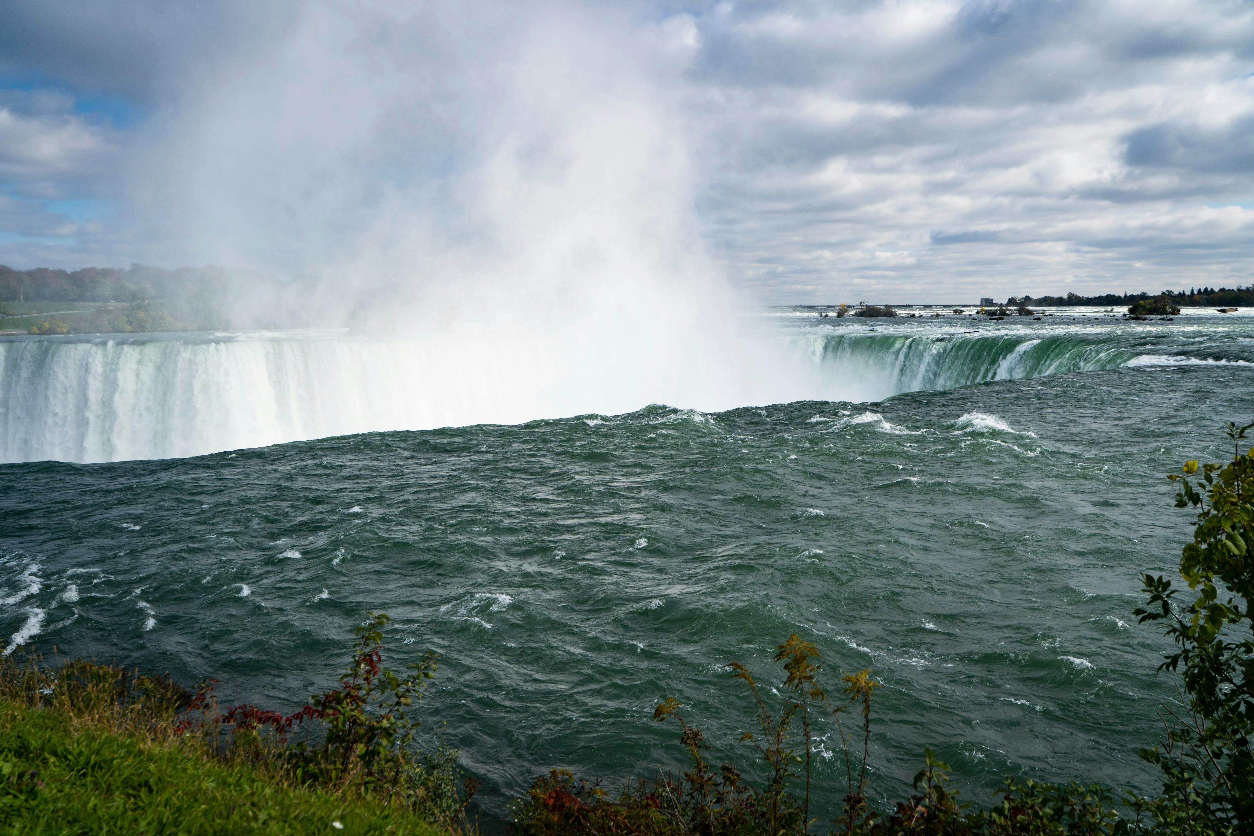 站在塔布勒克欢迎中心的瀑布边缘后面。我们带你到水的绝对边缘去游览!
