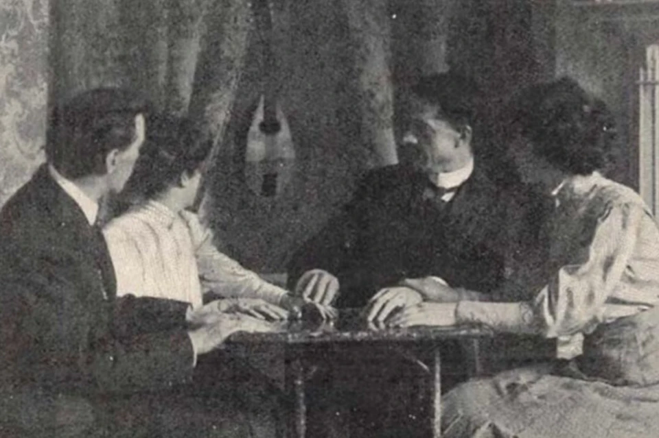 A séance, from "Pearson's Magazine", March-October 1910.