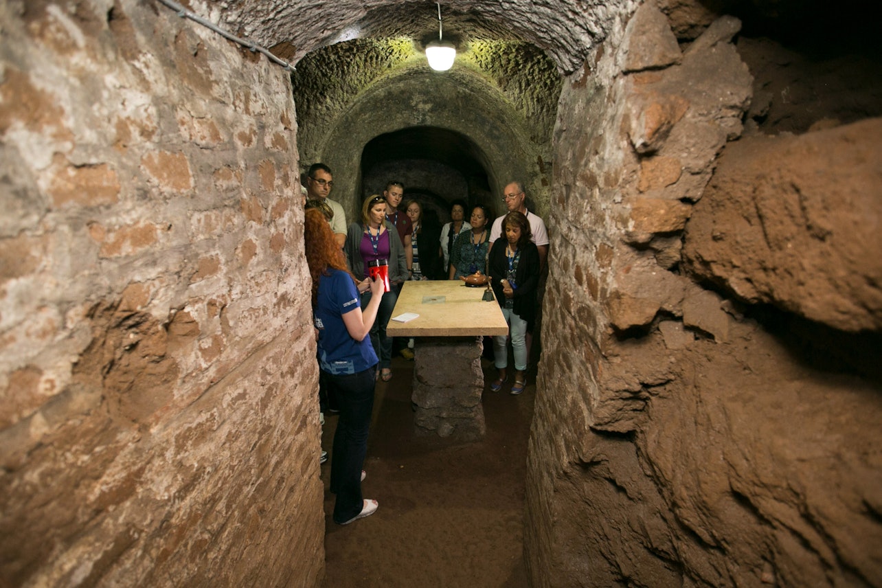 Combo di una giornata intera: Tour delle cripte e delle catacombe e Tour delle leggende e dei fantasmi di Roma - Alloggi in Roma