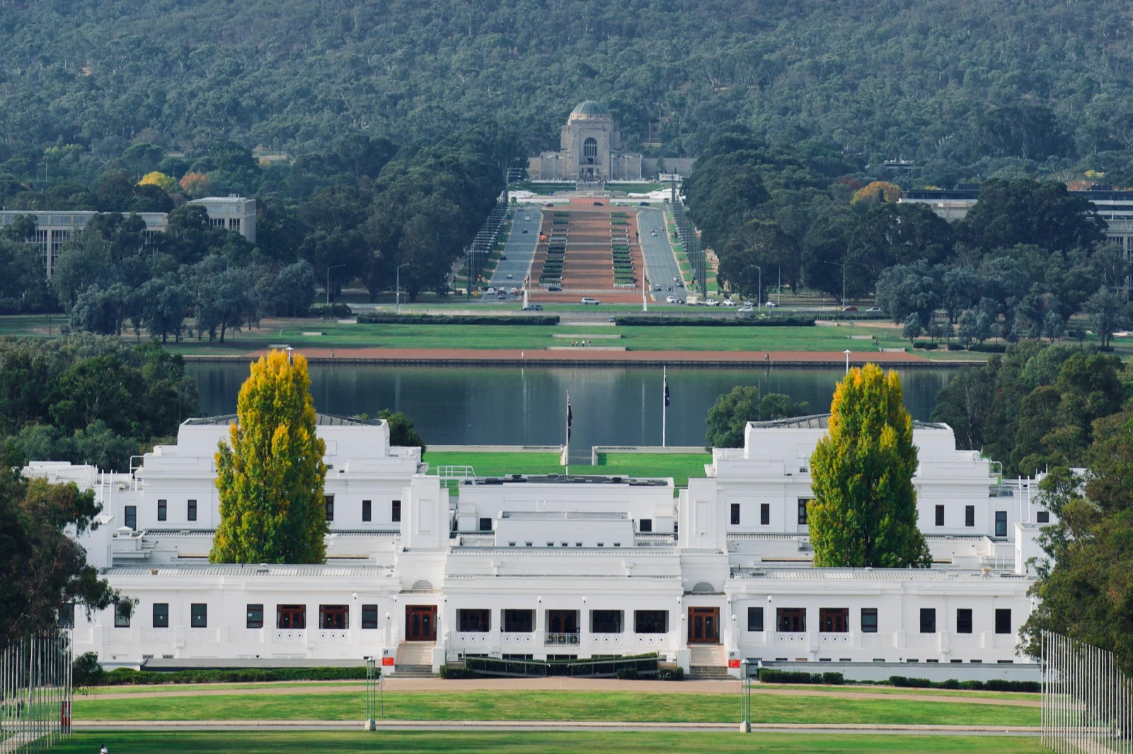 Canberra: Guided Tour + Roundtrip Transfer