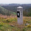 Het monument "Nooit meer oorlog". Staat op de stellingen van de 303e Infanterie Divisie.