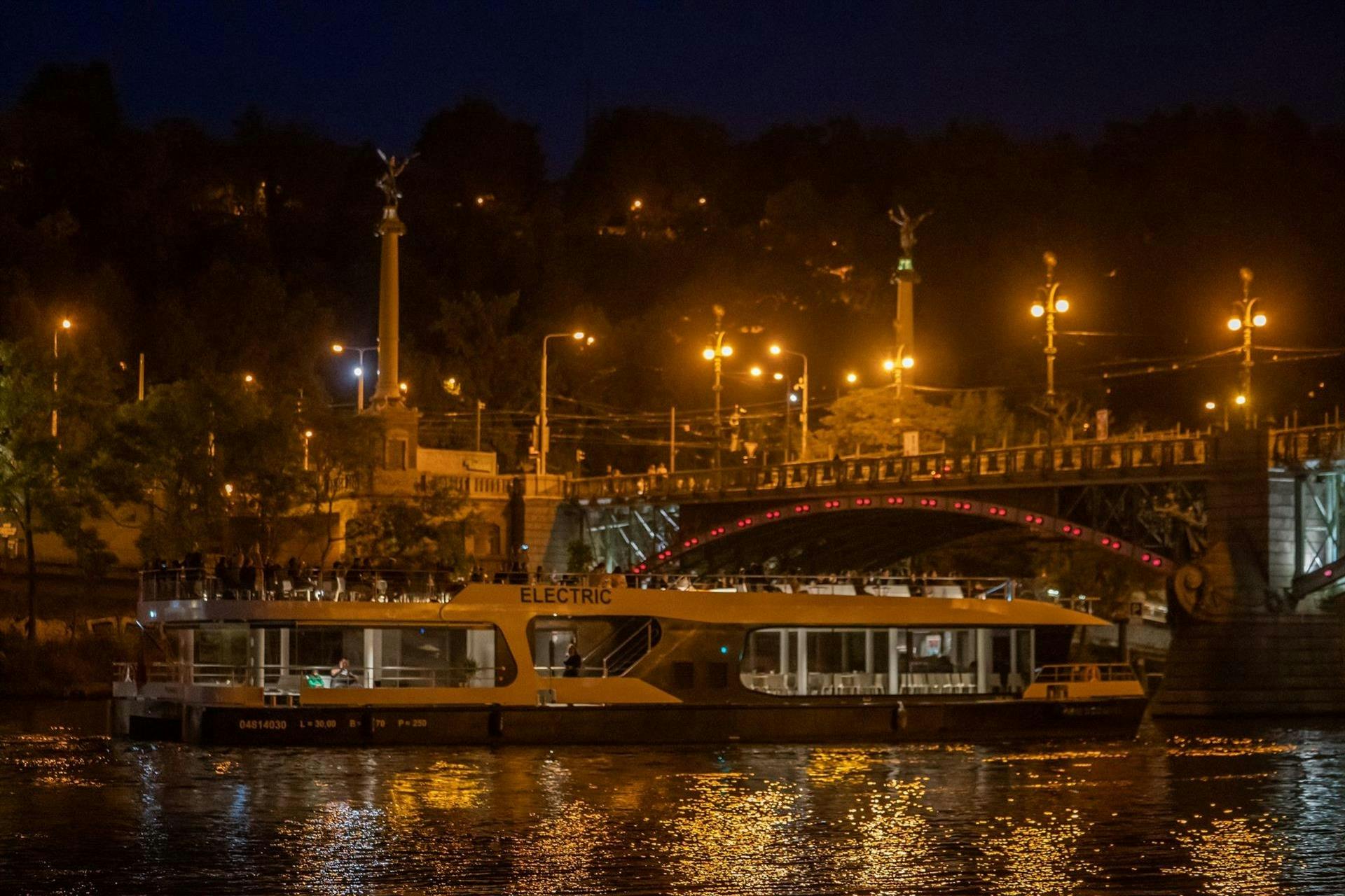 Praga: Tour in barca serale sul fiume Moldava — 4